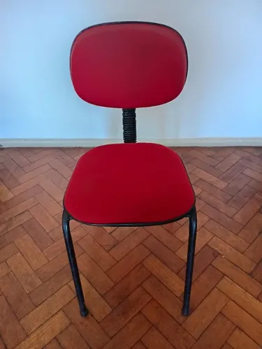 Cadeira escritório vermelha estofada com base fixa