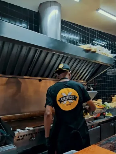 Chapeiro lanches prensados R$ 3.820,00 e Auxiliar de Cozinha - X Conceição 