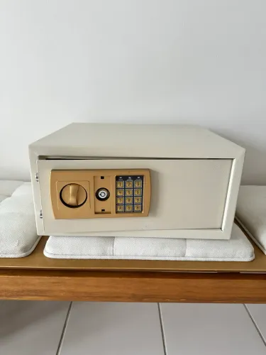 Cofre com chave e segredo