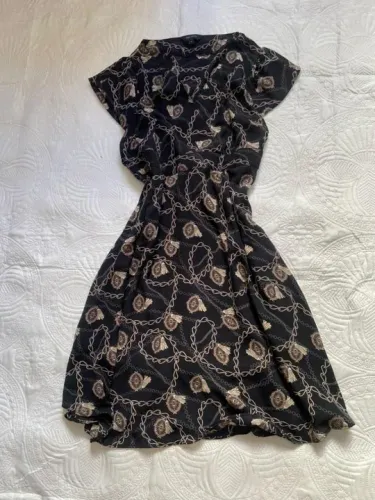 Vestido Preto com Estampa de Corrente