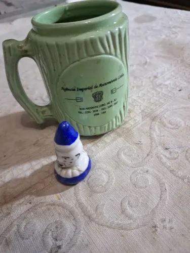 Caneca de cerâmica verde da Agência Imperial de Automóveis