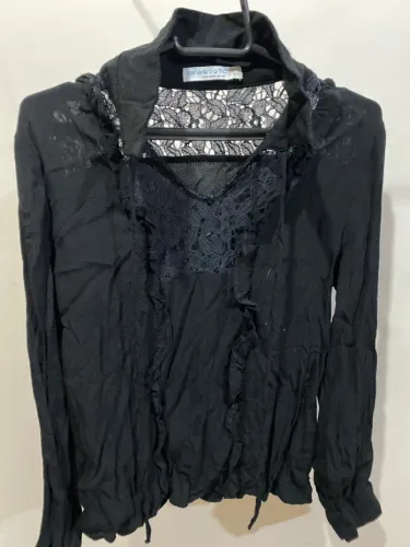 Casaquinho preto com renda