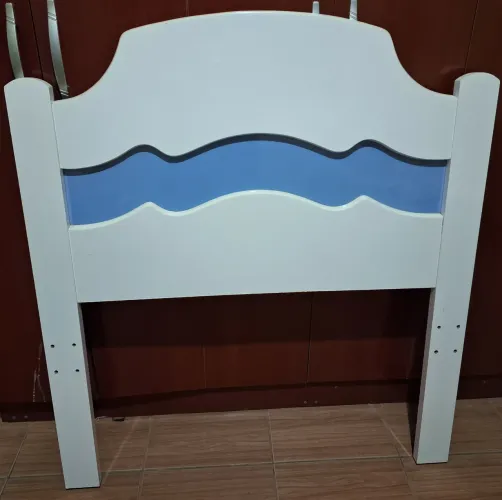 Cama de solteiro branca sem colchão