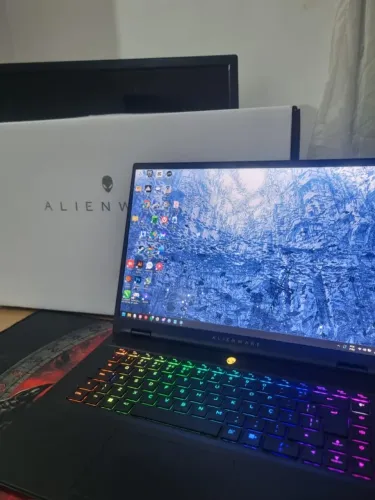 Alienware m16 R2 - Ultra 9 + RTX 4070 - 32GB DDR5 - 1TB - 3 meses de uso
