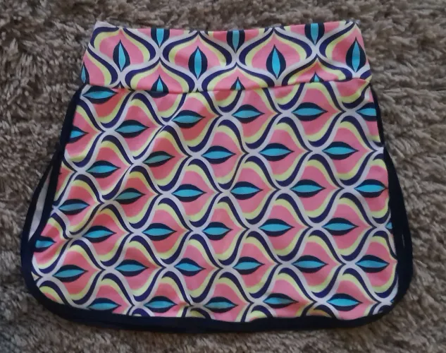 Saia estampada com detalhes vibrantes