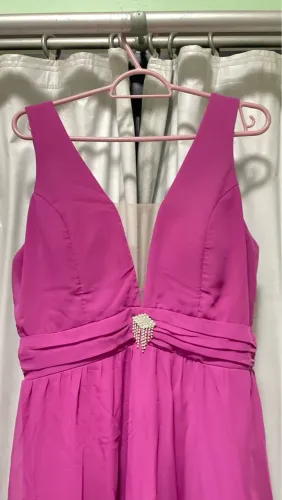 Vestido de festa rosa com detalhe de brilho