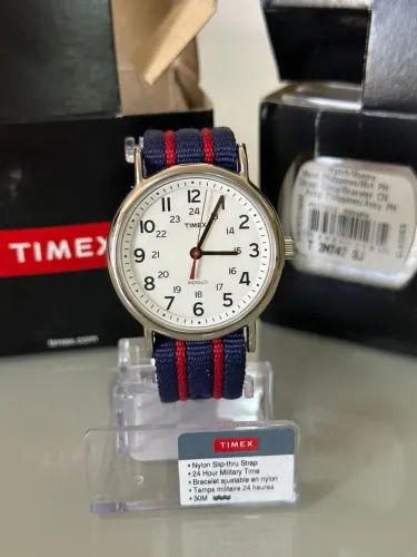 Relógio Timex Indiglo com pulseira de nylon azul e vermelho novo 