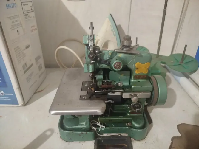 Máquina de costura overloque com motor e mesa