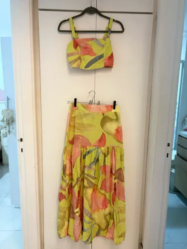 Conjunto de cropped e saia longa
