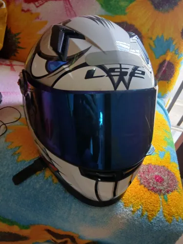 Vende-se capacete LS2 apenas1 mês de uso tamanho (58)