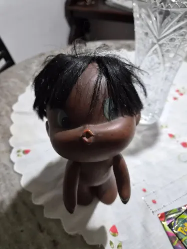 Boneca Antiga de Vinil - Cabelo Preto e Olhos Grandes | Colecionável