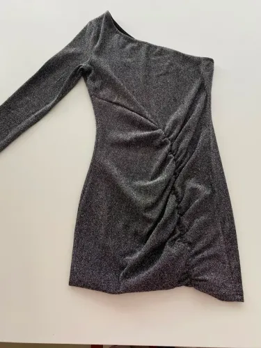 Vestido manga longa, um ombro só 