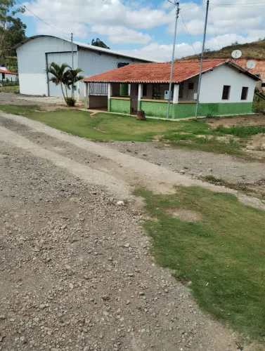 Aluga se galpão é casa junto