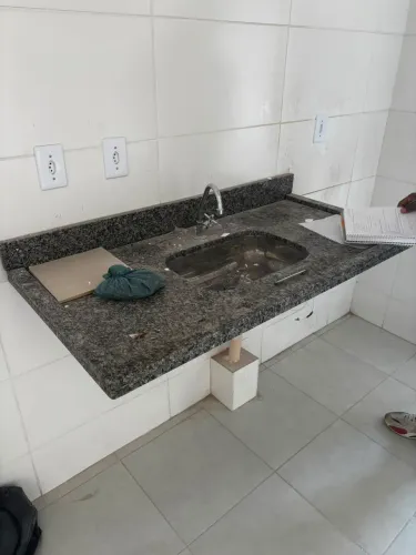 Pia de cozinha com torneira