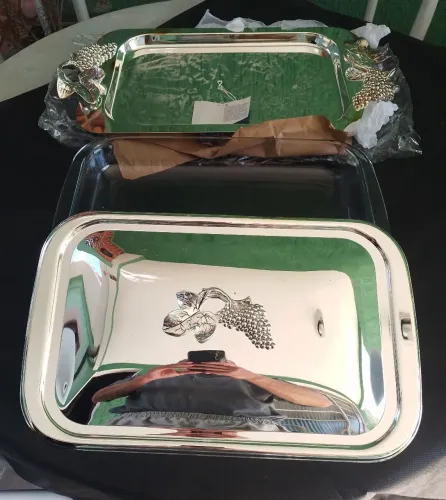 Refratário retangular de vidro com tampa e bandeja de prata sobre metal. Sem uso. Na caixa