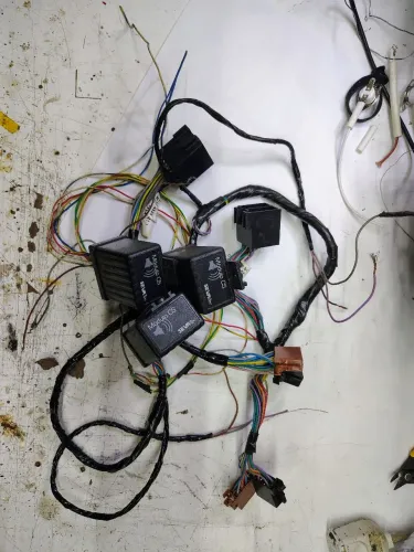 Relé e chicote eletrônico