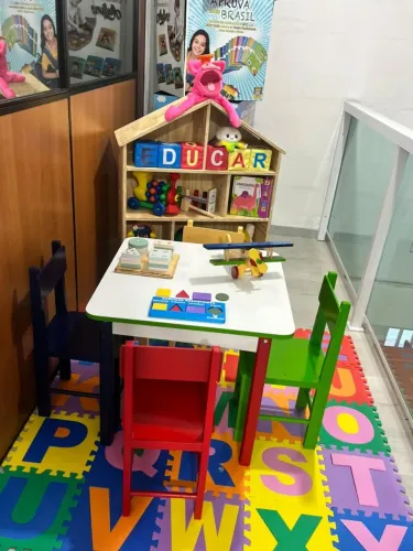 CONJUNTO INFANTIL - MESA COM 4 CADEIRAS