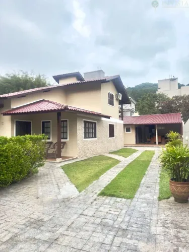 Casa com piscina para alugar em Canavieiras, Florianópolis.