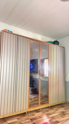 Guarda roupa semi novo