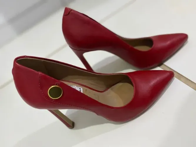 Scarpin vermelho, da marca chilena Gacel. Bem a cara do filme O diabo veste Prada!