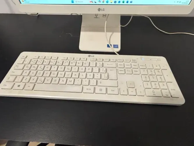Mesa de Computador + Computador + Cadeira