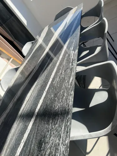 Mesa alto padrão em quartzito copacabana 2.42m x 1m / 8 cadeiras resistentes