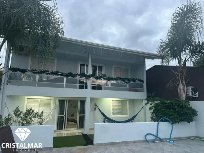 Casa grande, 225M², com Piscina, 5 Suítes, a 320 metros da Praia de Zimbros Bomb