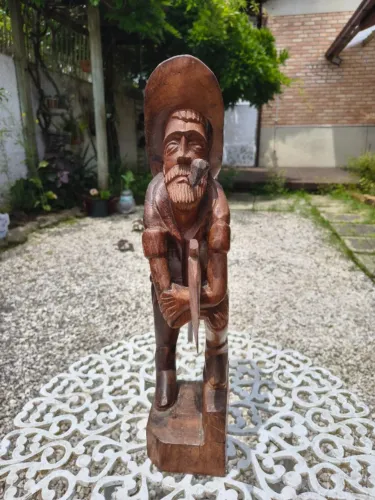 Escultura Em Madeira Entalhada À Mão Antiga - Roceiro / Lenhador Com Cachimbo E Machado