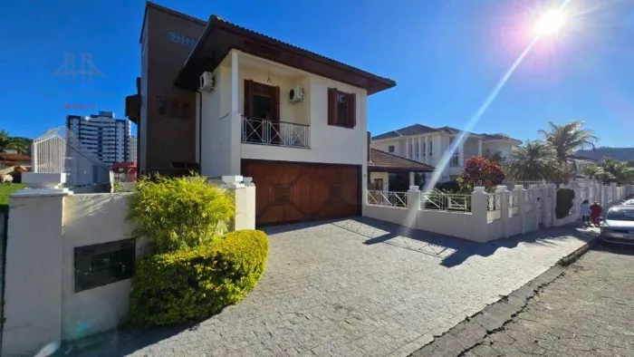 CASA DE 308 M² PRIVATIVOS COM 4 DORMITÓRIOS SENDO 1 SUÍTE MASTER COM CLOSET, PISCINA próxi