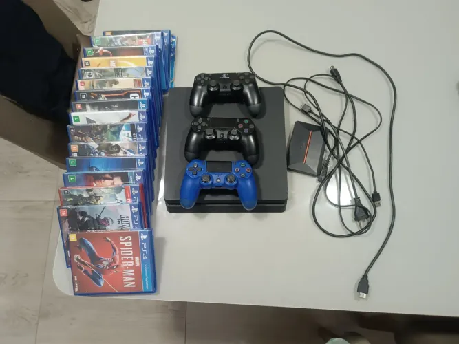 PS4 com três controles um paralelo e 18 jogos em mídia física e um HD externo
