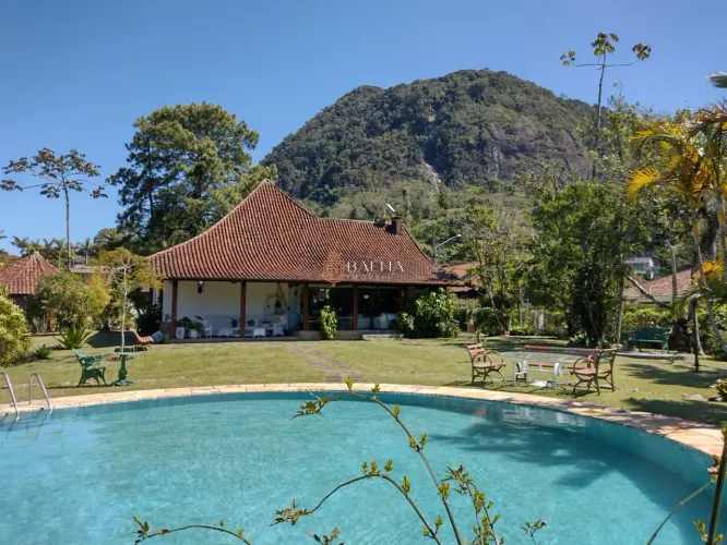 Casa no condomínio Comary, portaria da CBF à venda, medindo 3.000 m² de terreno.