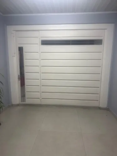 Portão garagem contra peso mais o movimentador em chapa de ferro nunca pegou chuva