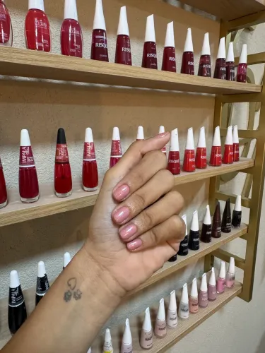 Auxiliar de cabeleireiro manicure design de sobrancelha