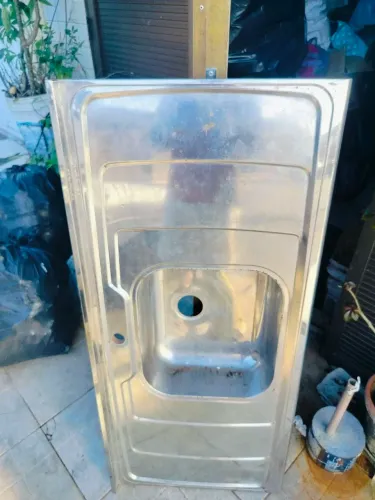 Pia de metal para cozinha.