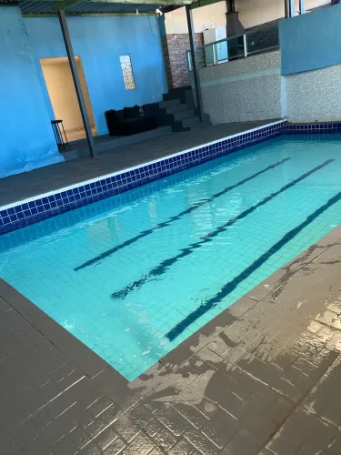 Espaço com piscina coberta e aquecida