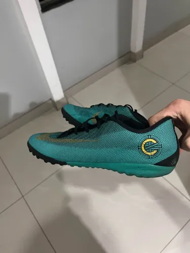 Chuteira mercurial Nike - tamanho 40