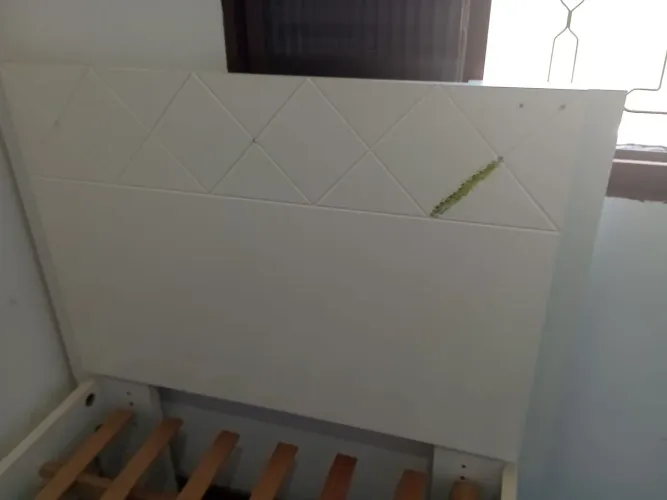 Cama de solteiro cor branca