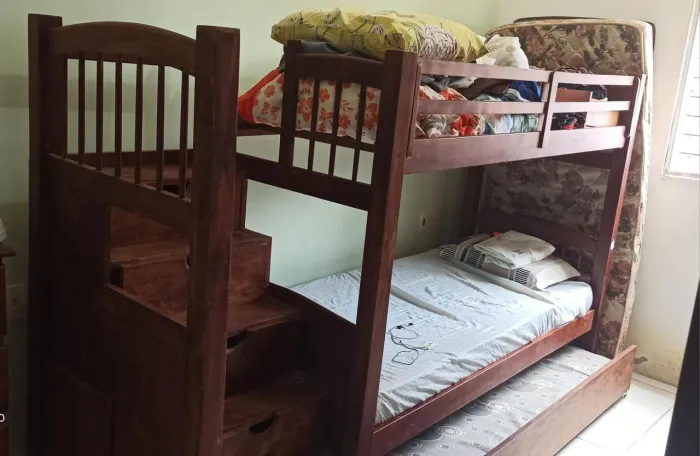 Beliche de madeira maçiça, cama auxiliar e degrau com 5 gavetas 