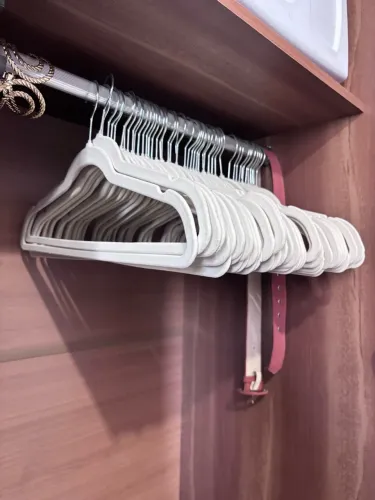 48 cabides de veludo + 3 cabides para calça 
