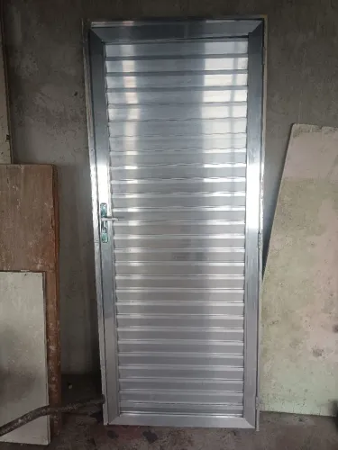 Porta de alumínio 2,10x0,80m. 