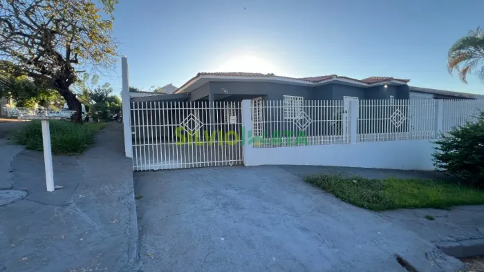 Casa à Venda no Jardim Montreal em Maringá/PR | 3 Quartos, Suíte e 2 Vagas de Garagem