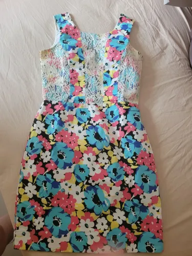 Vestido floral com renda em brim leve