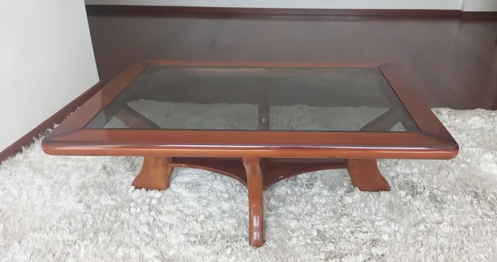 Mesa de centro em madeira e vidro