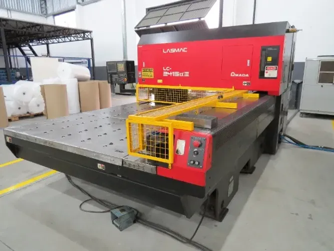 Máquina de corte a Laser Amada LC2415A3 2KW