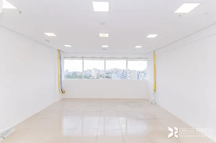 Sala/conjunto comercial de 39 m², localizada no Condomínio Baltimore Osvaldo Aranha, no co