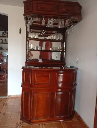 BAR DE MADEIRA COM CRISTALEIRA À VENDA