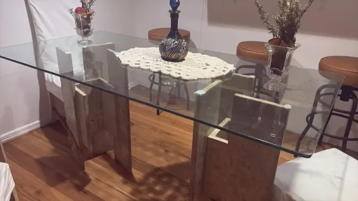 Mesa de Jantar Tampo de Vidro Base de Mármore