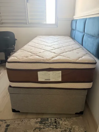 Cama de Solteiro Completa (Colchão de Molas Ensacadas Austin + Base Box Baú)