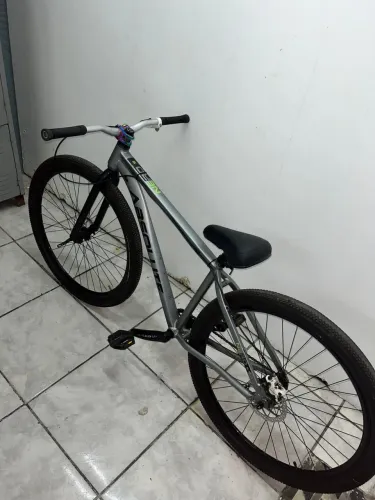 Bicicleta absoluta nero 5 montada