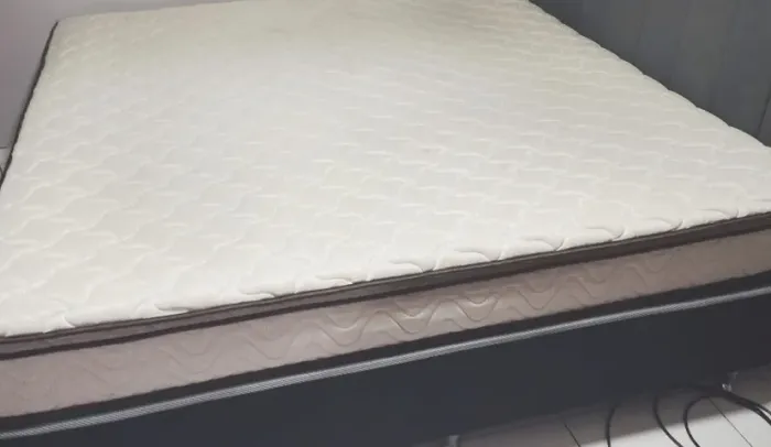 Cama king size ótima